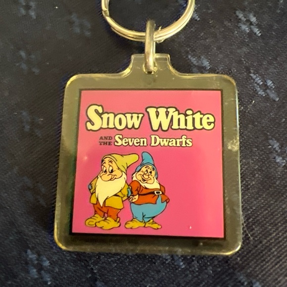 Vintage Snow White And Seven Dwarfs Keychain Plastic Gift Princess Disney - Picture 4 of 8